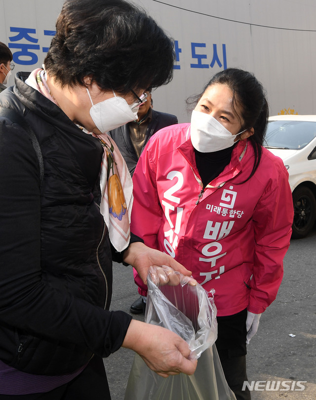 [서울=뉴시스]김선웅 기자 = 제21대 국회의원 선거(4.15 총선) 서울 중구성동구을에 출마하는 지상욱 미래통합당 후보의 부인인 배우 심은하 씨가 7일 오후 서울 중구 약수시장에서 유권자들에 지지를 호소하고 있다. 2020.04.07. photo@newsis.com