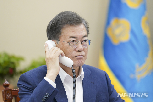 [서울=뉴시스]문재인 대통령이 지난 4월 7일 오후 청와대 여민관에서 안드레이 두다 폴란드 대통령과 전화 통화하고 있다.(사진=청와대 제공) 2020.04.07. photo@newsis.com