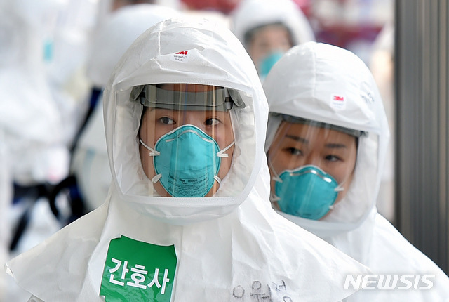 [대구=뉴시스] 이무열 기자 = 7일 오후 신종 코로나바이러스 감염증(코로나19) 지역거점병원인 계명대학교 대구동산병원에서 근무 교대를 위해 방호복을 착용한 의료진이 병동으로 들어가고 있다. 2020.04.07. lmy@newsis.com