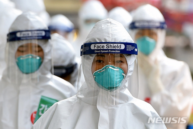 [대구=뉴시스] 이무열 기자 = 7일 오후 신종 코로나바이러스 감염증(코로나19) 지역거점병원인 계명대학교 대구동산병원에서 근무 교대를 위해 방호복을 착용한 의료진이 병동으로 들어가고 있다. 2020.04.07.&nbsp; lmy@newsis.com