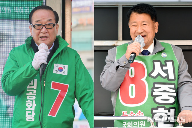 [대구/서울=뉴시스]이무열, 박주성 기자 = 제21대 총선 대구 서구에 출마하는 서중현(오른쪽) 무소속 후보와 우리공화당 서청원 상임선대위원장이 7일 오후 대구 서구 내당동 시영내당아파트 입구에서 유권자들에게 지지를 호소와 서울 강서구 방화사거리에서 서울 강서구을에 국회의원으로 출마한 박혜영 후보 지원유세를 하고 있다. 서 후보는 이번 총선에서 전국 출마자들 중 최다 출마자로 공직 선거 출마 15번, 국회의원 선거 도전만 8번째이고 우리공화당 비례대표 후보 2번을 받은 서청원 상임선대위원장은 최다 당선인 9선에 도전하고 있다. 2020.04.11. lmy, park7691@newsis.com