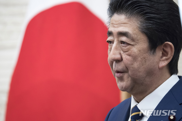 [도쿄=AP/뉴시스]지난 7일 아베 신조 일본 총리가 도쿄 소재 총리 관저에서 기자회견을 가지고 신종 코로나바이러스 감염증(코로나19) 긴급사태 선언 발령과 관련해 설명했다. 2020.04.08.