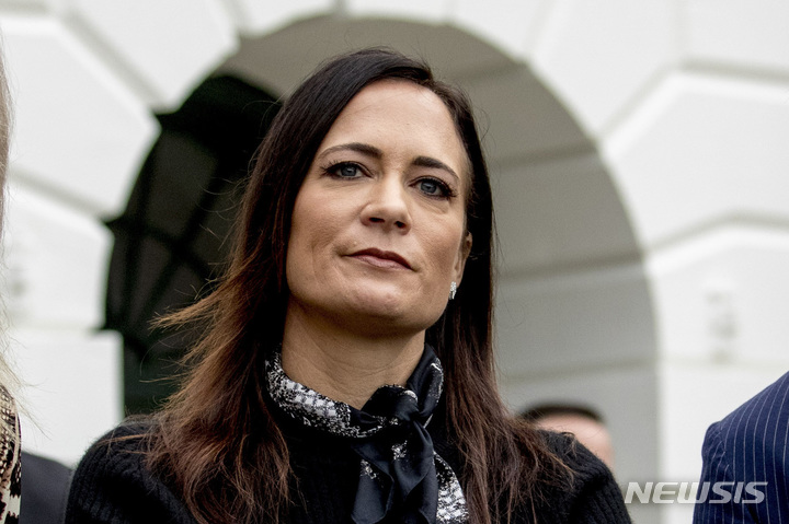 [워싱턴=AP/뉴시스] 스테퍼니 그리셤 전 백악관 대변인은 4일(현지시간) ABC방송 '굿모닝 아메리카'에 출연해 도널드 트럼프 전 대통령의 실체를 국민에게 알리고 싶다고 말했다. 사진은 지난 2019년 10월3일에 촬영한 사진으로 백악관에서 열린 트럼프 당시 대통령의 기자회견을 경청하는 그리셤의 모습. 2021.10.05
