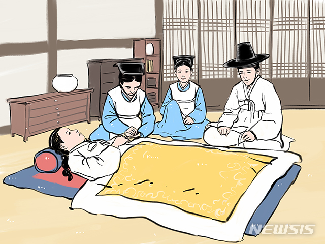 의녀가 환자를 진찰하고 있다 (그림=한국국학진흥원 제공)