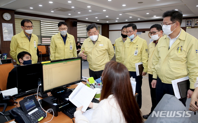 '긴급 생활안정자금 지원사업' 현장 점검하는 가세로 태안군수