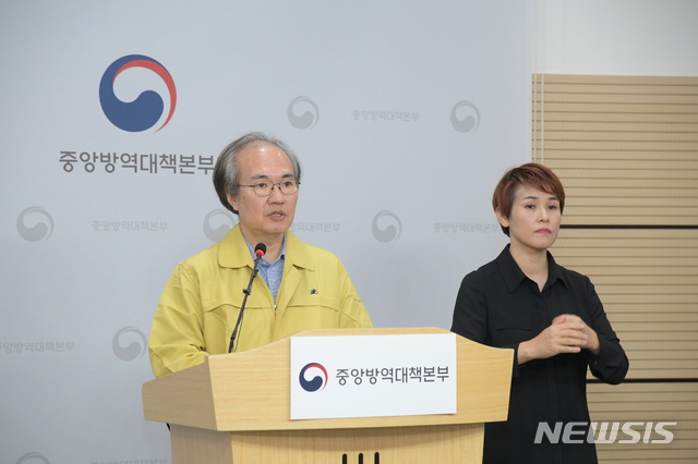 [서울=뉴시스]권준욱 질병관리본부 중앙방역대책본부 부본부장이 7일 오후 2시10분 충북 오송 질병관리본부에서 열린 신종 코로나 바이러스 감염증(코로나19) 정례브리핑에서 발언하고 있다.(사진=질병관리본부 제공) 2020.04.07. photo@newsis.com 