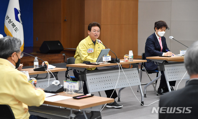 [안동=뉴시스] 8일 경북도청에서 이철우 경북지사가 경제분야 석학 초청 간담회를 주재하고 있다. (사진=경북도 제공) 2020.04.08