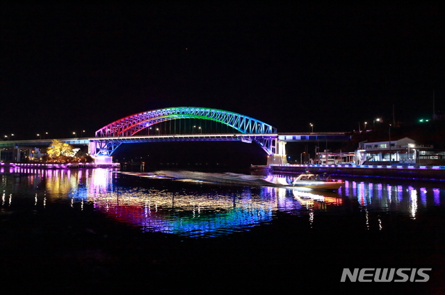 [통영=뉴시스] 신정철 기자='밤이 더 아름다운 도시' 경남 통영시의 밤바다 '야경투어’가 8일 한국관광공사의 야간관광 100선에 선정됐다. 사진은 통영대교 야경 모습이다.(사진=통영시 제공). 2020.04.08.&nbsp;&nbsp; photo@newsis.com