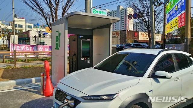 [전주=뉴시스] 한훈 기자 = 8일 전북 전주시설공단에 따르면 송천동 시영아파트 옆 공영주차장 등 총 4개 공영주차장에 전기자동차 급속 충전시설을 설치했다.(사진=전주시설공단).2020.04.08. photo@newsis.com 