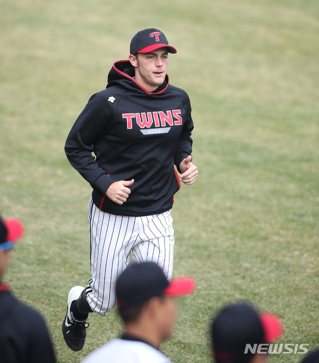 [서울=뉴시스] LG 트윈스 타일러 윌슨이 8일 잠실구장에서 훈련하고 있다. (사진=LG 트윈스 제공)