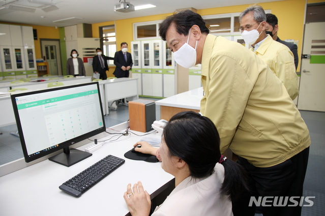 [청주=뉴시스] 인진연 기자 = 김병우 충북도교육감이 온라인 개학을 하루 앞둔 8일 오후 초등 원격수업 시범학교인 청주 오창초등학교를 방문해 원격수업 준비 상황을 점검하고 있다. (사진=충북교육청 제공) 2020.04.08photo@newsis.com