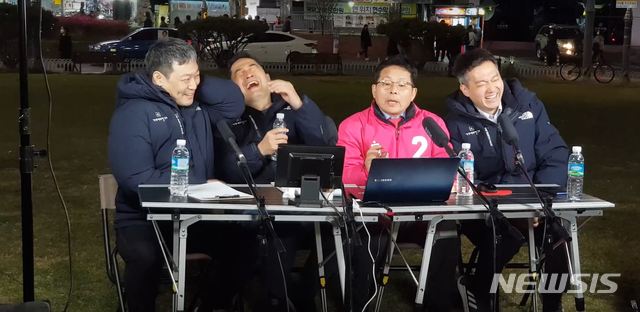 [서울=뉴시스]경기 부천시병 미래통합당 차명진 국회의원 후보가 지난 6일 오후 김세의 가로세로연구소 대표, 강용석 변호사, 김용호 전 연예부 기자가 진행하는 유투브 생방송에 출연해 세 사람의 성관계를 뜻하는 은어를 언급하며 ""어떻게 자식 죽음 앞에서 XXX을 해"라고 하자, 김 대표와 강 변호사, 김 전 기자 등이 웃고 있다. 2020.04.08. (사진=유투브 캡쳐) photo@newsis.com 