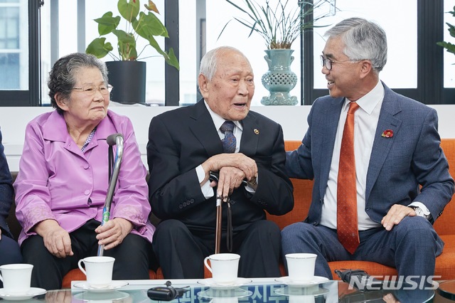 [서귀포=뉴시스]주관섭(102) 할아버지와 양윤경 서귀포시장이 8일 서귀포시청 접견실에서 이야기를 나누고 있다. (사진=서귀포시 제공) 2020.04.08. photo@newsis.cm