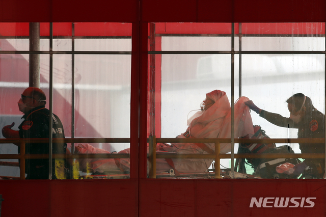 [뉴욕=AP/뉴시스]7일(현지시간) 미국 뉴욕 엘름허스트병원에서 의료진이 환자를 옮기고 있다. 2020.04.08.