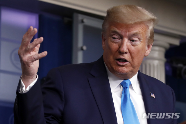 [워싱턴=AP/뉴시스]도널드 트럼프 미국 대통령이 7일(현지시간) 백악관 신종 코로나바이러스 감염증(코로나19) 태스크포스(TF) 정례 기자회견에서 발언하고 있다. 2020.04.08.