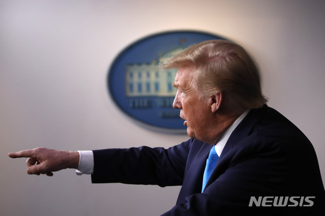 [워싱턴=AP/뉴시스]도널드 트럼프 미국 대통령이 7일(현지시간) 백악관 신종 코로나바이러스 감염증(코로나19) 태스크포스(TF)에서 발언하고 있다. 2020.04.08. 
