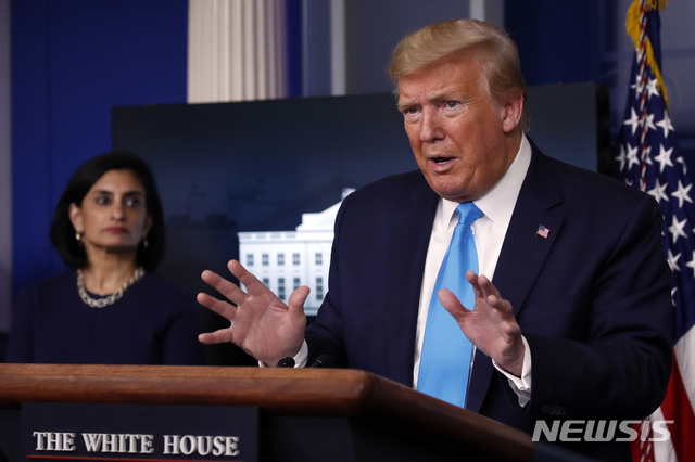 [워싱턴=AP/뉴시스]도널드 트럼프 미국 대통령이 7일(현지시간) 백악관 신종 코로나바이러스 감염증(코로나19) 태스크포스(TF) 정례 기자회견에서 발언하고 있다. 2020.04.08.