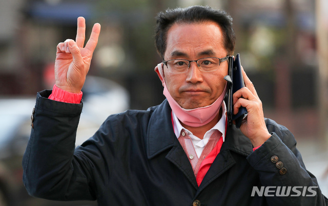 [서울=뉴시스]김선웅 기자 = '세대 비하' 등 논란으로 구설수에 올라 제명 위기에 처한 관악갑 미래통합당 김대호 후보가 당 윤리위원회가 열리는 8일 오전 서울 영등포구 미래통합당 당사 앞에서 통화를 하고 있다. 2020.04.08. mangusta@newsis.com