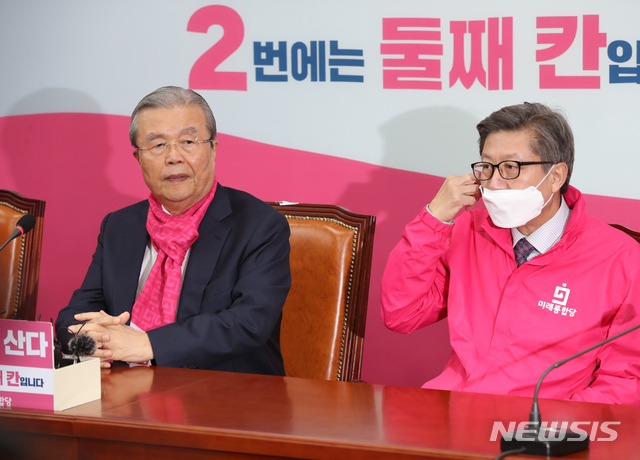 [서울=뉴시스] 고승민 기자 = 김종인 미래통합당 총괄선대위원장이 제21대 국회의원 선거를 7일 앞둔 8일 서울 여의도 국회에서 현안 기자회견을 하고 있다. 2020.04.08.kkssmm99@newsis.com