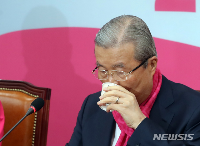 [서울=뉴시스] 고승민 기자 = 김종인 미래통합당 총괄선대위원장이 제21대 국회의원 선거를 지난 7일 앞둔 8일 서울 여의도 국회에서 현안 기자회견을 하기 전 물을 마시고 있다. 2020.04.08.kkssmm99@newsis.com