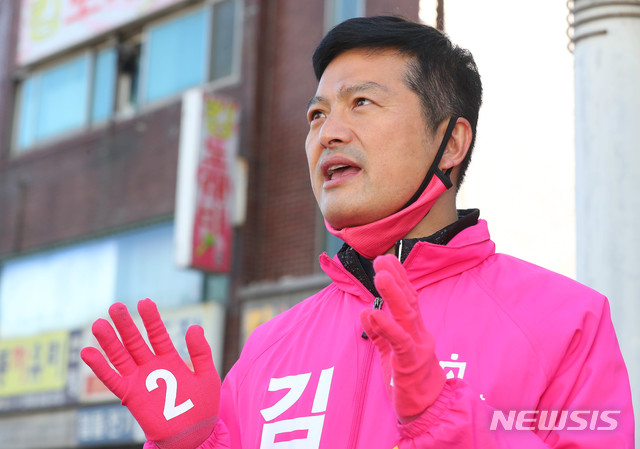 [서울=뉴시스] 장세영 기자 = 제21대 국회의원 선거 서울 강서구을에 출마하는 김태우 미래통합당 후보가 8일 서울 강서구 양천향교역 사거리에서 뉴시스와 인터뷰 하고 있다. 2020.04.08. photothink@newsis.com