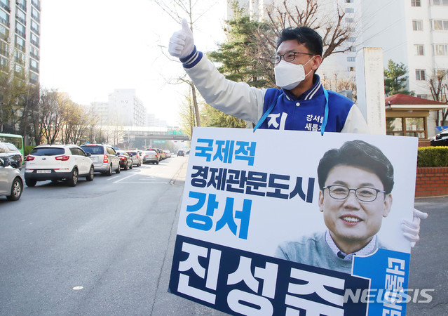 [서울=뉴시스] 장세영 기자 = 제21대 국회의원 선거 서울 강서구을에 출마하는 진성준 더불어민주당 후보가 8일 서울 강서구 가양5단지 아파트 앞에서 출근인사를 하고 있다. 2020.04.08.&nbsp; photothink@newsis.com