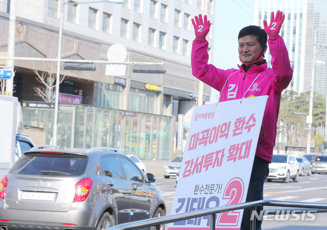 [서울=뉴시스] 장세영 기자 = 제21대 국회의원 선거 서울 강서구을에 출마하는 김태우 미래통합당 후보가 8일 서울 강서구 양천향교역 사거리에서 출근인사를 하고 있다. 2020.04.08.&nbsp; photothink@newsis.com