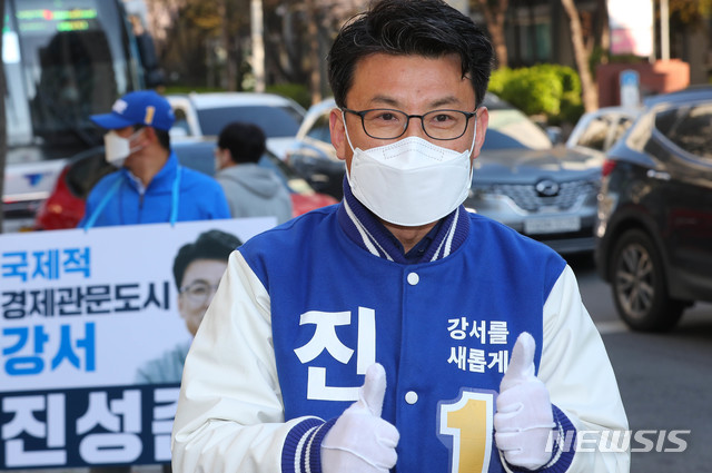 [서울=뉴시스] 장세영 기자 = 제21대 국회의원 선거 서울 강서구을에 출마하는 진성준 더불어민주당 후보가 8일 서울 강서구 가양5단지 아파트 앞에서 뉴시스와 인터뷰 하고 있다. 2020.04.08. photothink@newsis.com