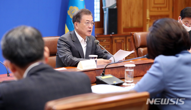 [서울=뉴시스]배훈식 기자 = 문재인 대통령이 8일 청와대 본관에서 열린 제4차 비상경제회의에 참석해 발언하고 있다. 2020.04.08. dahora83@newsis.com