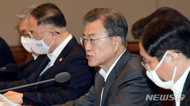 [서울=뉴시스]배훈식 기자 = 문재인 대통령이 8일 청와대 본관에서 열린 제4차 비상경제회의에 참석해 발언하고 있다. 2020.04.08.dahora83@newsis.com