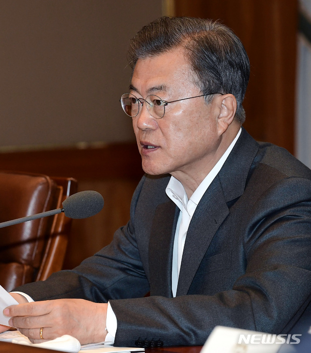 [서울=뉴시스]배훈식 기자 = 문재인 대통령이 8일 청와대 본관에서 열린 제4차 비상경제회의에 참석해 발언하고 있다. 2020.04.08. dahora83@newsis.com