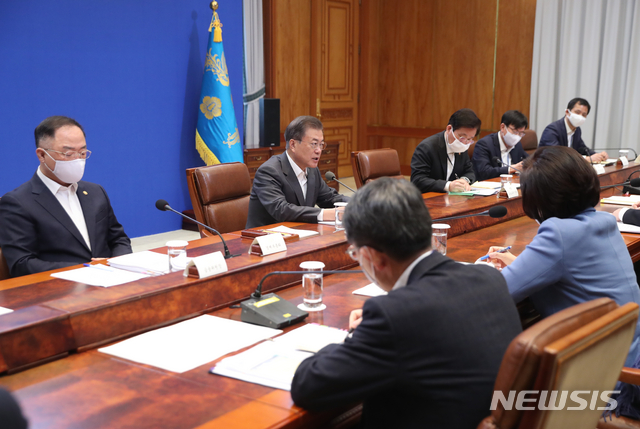 [서울=뉴시스]배훈식 기자 = 문재인 대통령이 8일 청와대 본관에서 열린 제4차 비상경제회의를 주재하고 있다. 2020.04.08.  dahora83@newsis.com