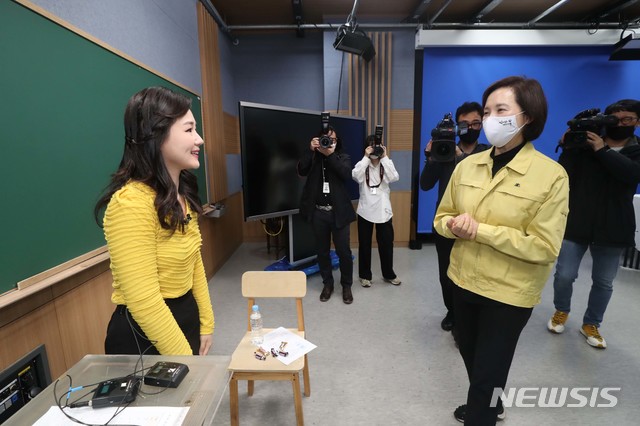 [고양=뉴시스] 고범준 기자 = 유은혜 사회부총리 겸 교육부 장관이 8일 경기도 고양시 EBS를 찾아 신종 코로나바이러스 감염증(코로나19) 대응 방안에 대한 브리핑을 들은 뒤 현장을 둘러보고 있다. (사진=교육부 제공) 2020.04.08. photo@newsiscom