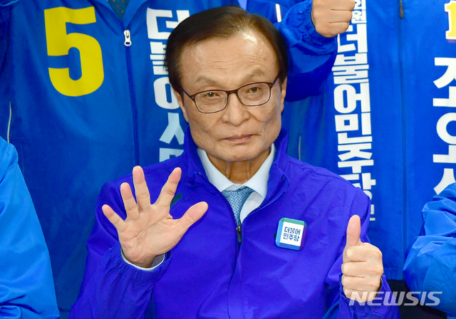 [광주=뉴시스] 류형근 기자 = 21대 국회의원 선거를 7일 앞둔 8일 오전 광주 서구 더불어민주당 광주시당에서 민주당·더불어시민당 합동선거대책위원회가 열린 가운데 이해찬 대표가 기호 1번과 5번을 손가락으로 표시하고 있다. 2020.04.08. hgryu77@newsis.com