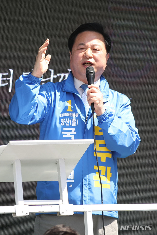 [양산=뉴시스] 김진아 기자 = 이낙연 더불어민주당 공동상임선대위원장이 8일 경남 양산시 이마트 양산점 앞에서 경남 양산갑 이재영 후보, 양산을 김두관 후보 지원유세를 하기 전 김두관 후보가 지지를 호소하고 있다. 2020.04.08.&nbsp; bluesoda@newsis.com