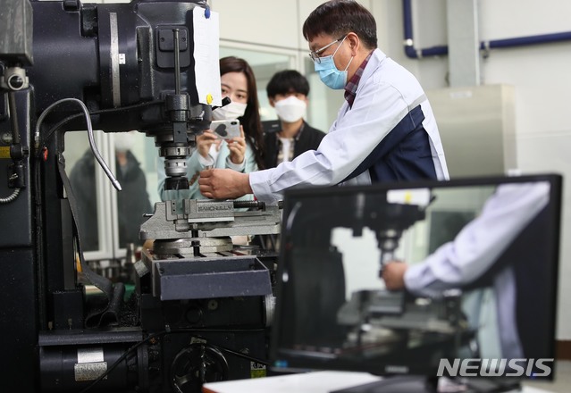 [서울=뉴시스]박주성 기자 = 코로나19 확산으로 인해 중3과 고3부터 순차적으로 실시하는 온라인 개학을 하루 앞둔 8일 오전 서울 용산구 용산공업고등학교 밀링가공실습장에서 전완주 선생님이 고3 학생들을 위한 밀링가공 수업 녹화를 하고 있다 2020.04.08. photo@newsis.com