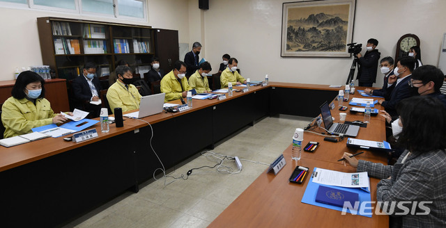 [서울=뉴시스]박주성 기자 = 코로나 19 사태 장기화에 따른 중 고교 '온라인 개학'을 하루 앞둔 8일 박백범 교육부 차관이 직업계고인 서울 용산공업고등학교에 방문, 교사·학부모와의 원격수업 준비상황 간담회에서 발언하고 있다. 2020.04.08. photo@newsis.com