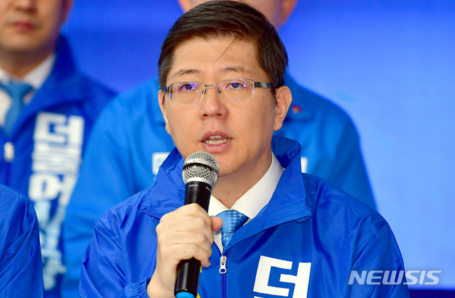 [광주=뉴시스] 류형근 기자 = 21대 국회의원 선거를 7일 앞둔 8일 오전 광주 서구 더불어민주당 광주시당에서 민주당·더불어시민당 합동선거대책위원회가 열린 가운데 김홍걸 공동선대위원장이 모두발언을 하고 있다. 2020.04.08. hgryu77@newsis.com