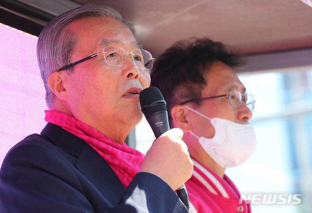 [시흥=뉴시스] 장세영 기자 = 김종인 미래통합당 총괄선대위원장이 8일 경기도 시흥시 삼미시장 입구에서 열린 미래통합당 경기 시흥 후보 지원유세에 참석해 유세차에 올라 유권자들에게 함진규 미래통합당 경기 시흥시갑 후보자의 지지를 호소하고 있다. 2020.04.08. photothink@newsis.com