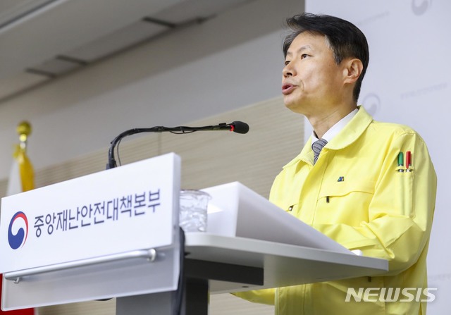 [서울=뉴시스]김강립 중앙재난안전대책본부 제1총괄조정관(보건복지부 차관)이 8일 세종시 정부세종청사에서 신종 코로나바이러스 감염증(코로나19) 관련 브리핑을 하고 있다. (사진=보건복지부 제공)&nbsp; 2020.04.08. photo@newsis.com