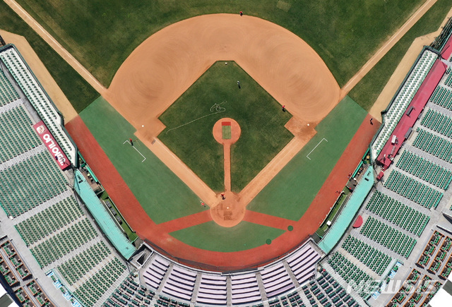 [인천=뉴시스]최진석 기자 = 신종 코로나바이러스 감염증(코로나19) 여파로 프로야구 2020시즌 개막이 연기되며 각 팀들의 자체 청백전이 이어지고 있는 8일 인천 미추홀구 인천 SK행복드림구장에서 SK 와이번스 구단 관계자들이 자체 청백전을 위해 그라운드 정리를 하고 있다. 2020.04.08.myjs@newsis.com