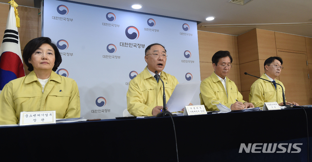 [서울=뉴시스]홍남기 부총리 겸 기획재정부 장관이 8일 서울 종로구 정부서울청사에서 열린 제4차 비상경제회의 결과 관계부처 합동브리핑에서 주요내용을 발표하고 있다. 왼쪽부터 박영선 중기부 장관, 홍남기 부총리, 성윤모 산업부 장관, 김현준 국세청장. (사진=기획재정부 제공)&nbsp; 2020.04.08.&nbsp;&nbsp; photo@newsis.com