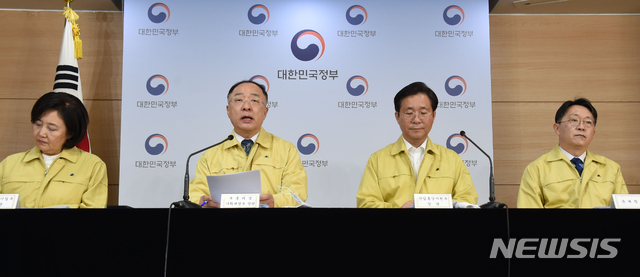 [서울=뉴시스]홍남기 부총리 겸 기획재정부 장관이 8일 서울 종로구 정부서울청사에서 열린 제4차 비상경제회의 결과 관계부처 합동브리핑에서 주요내용을 발표하고 있다. 왼쪽부터 박영선 중기부 장관, 홍남기 부총리, 성윤모 산업부 장관, 김현준 국세청장. (사진=기획재정부 제공) 2020.04.08.  photo@newsis.com