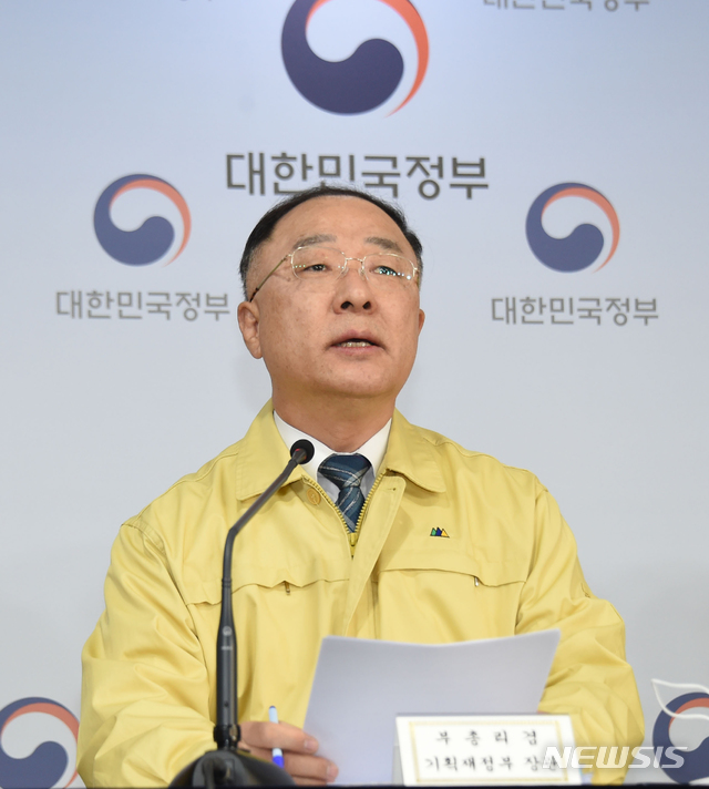 [서울=뉴시스]홍남기 부총리 겸 기획재정부 장관이 8일 서울 종로구 정부서울청사에서 열린 제4차 비상경제회의 결과 관계부처 합동브리핑에서 주요내용을 발표하고 있다. (사진=기획재정부 제공)&nbsp; 2020.04.08. photo@newsis.com