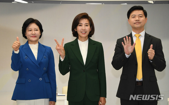 [서울=뉴시스]국회사진기자단 = 제21대 국회의원 선거 서울 동작 을에 출마한 이수진(왼쪽부터) 더불어민주당, 나경원 미래통합당, 이호영 정의당 후보가 8일 오후 서울 서초구 반포대로 현대HCN 서초방송에서 동작구선거방송토론위원회 주최로 열린 후보자 토론회에 앞서 손가락으로 각기 정당의 기호 숫자를 표시하며 포즈를 취하고 있다. 2020.04.08. photo@newsis.com