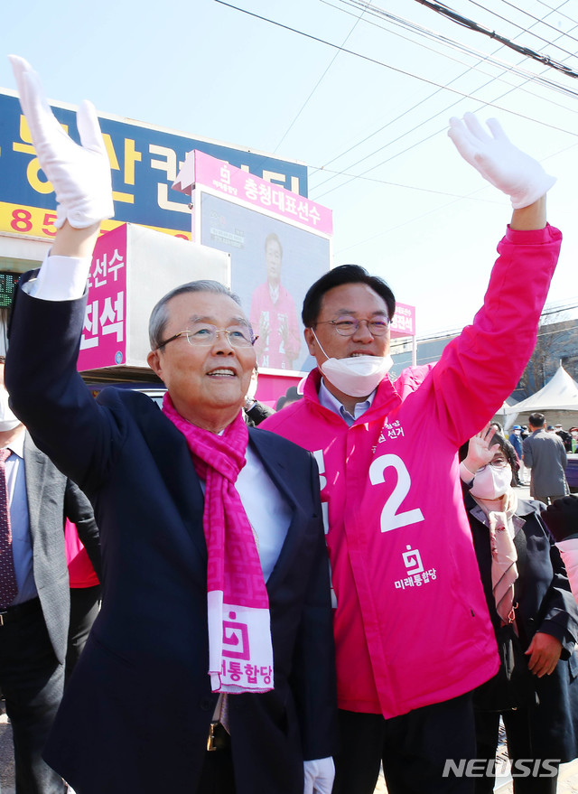 [공주=뉴시스] 장세영 기자 = 김종인 미래통합당 총괄선대위원장이 8일 충남 공주시 공주종합시외버스터미널 앞에서 열린 미래통합당 충남 공주청양부여 후보 지원유세에 참석해 정진석 미래통합당 21대 총선 충남 공주시부여군청양군 후보자와 함께 유권자들에게 손을 들어 인사하며 지지를 호소하고 있다. 2020.04.08. photothink@newsis.com
