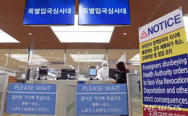 [인천공항=뉴시스] 고범준 기자 = 신종 코로나바이러스 감염증(코로나19) 사태가 장기화되고 있는 가운데 8일 전신 방호복을 입은 인천국제공항 출입국 외국인청 입국심사관이 유증상자 전용 입국심사대에서 입국심사뒤 자가격리 지침을 설명하고 있다. 2020.04.08. photo@newsis.com