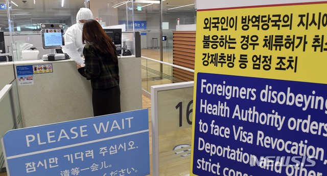 [인천공항=뉴시스] 고범준 기자 = 신종 코로나바이러스 감염증(코로나19) 사태가 장기화되고 있는 가운데 8일 전신 방호복을 입은 인천국제공항 출입국 외국인청 입국심사관이 유증상자 전용 입국심사대에서 입국심사뒤 자가격리 지침을 설명하고 있다. 2020.04.08. photo@newsis.com