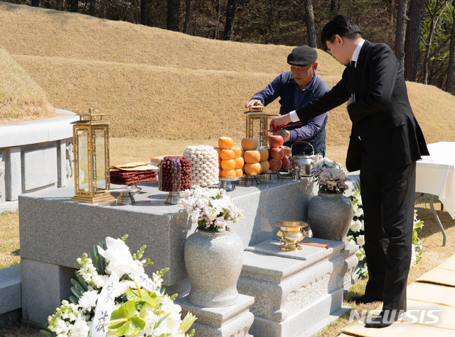 [서울=뉴시스]8일 오후 경기도 용인시 하갈동 소재 신갈 선영에서 한진그룹 임원 및 관계자들이 참석한 가운데 故 조양호 회장 1주기 추모행사가 진행되고 있다. (사진=한진그룹 제공) 2020.04.08. photo@newsis.com