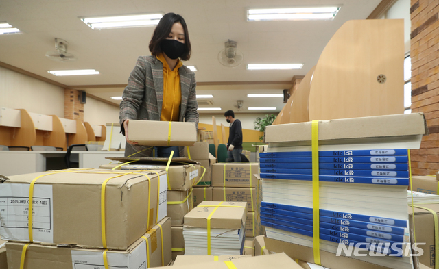 [서울=뉴시스] 이윤청 기자 = 8일 서울 강남구 서울로봇고등학교 도서관에 전국 각지에 거주하는 학생들에게 보낼 교과서가 쌓여 있다. 9일 중·고교 3학년의 온라인 개학을 시작으로 중·고교 1~2학년과 초등학교 4~6학년은 16일, 초등학교 1~3학년은 20일 순차적으로 온라인 개학을 하게 된다. 2020.04.08.&nbsp; radiohead@newsis.com